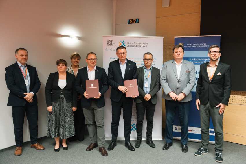 Zdjęcie przedstawia ośmiu uczestników wydarzenia.