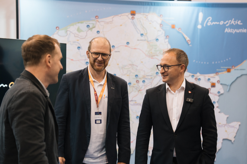 Zdjęcie przedstawia trzy osoby w tym wicemarszałka Marcina K. Skwierawskiego