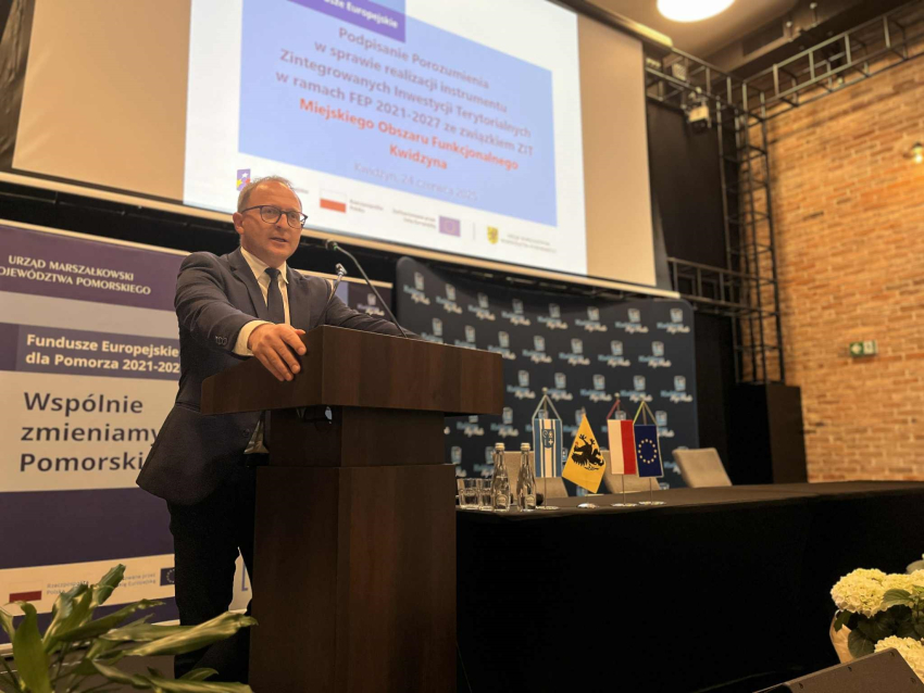 Zdjęcie przedstawia wicemarszałka Marcina Skwierawskiego przy mównicy zabierającego głos.