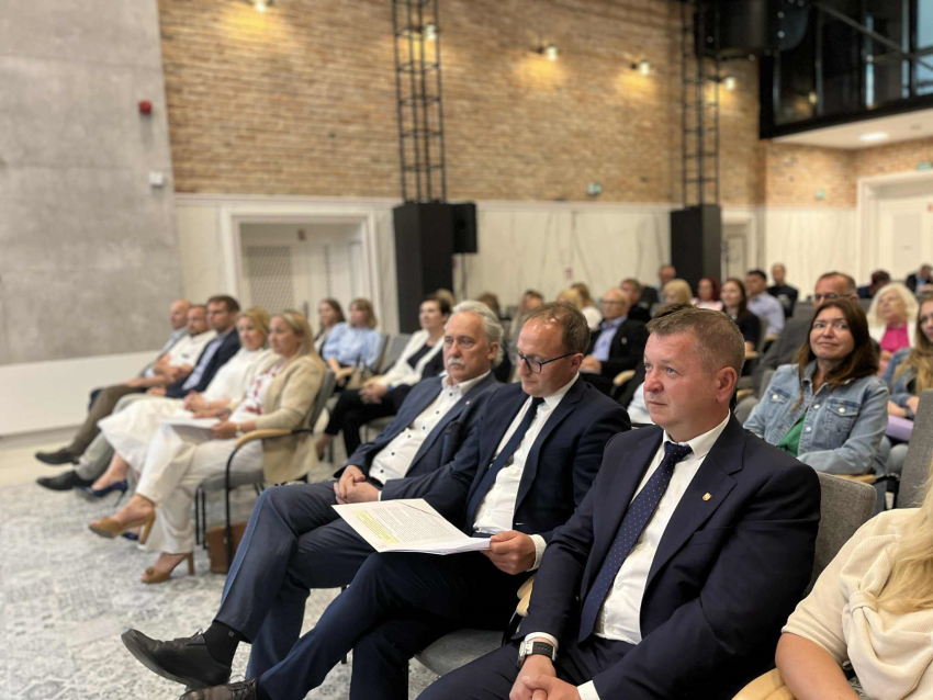 Zdjęcie przedstawia siedzących na widowni uczestników wydarzenia.