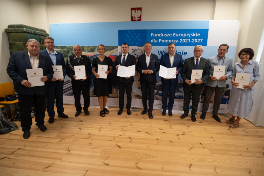 Dziesięć osób prezentuje podpisane porozumienia. Wśród nich wicemarszałek województwa pomorskiego Leszek Bonna oraz członek Zarządu Województwa Pomorskiego Adam Gawrylik oraz burmistrz Chojnic Arseniusz Finster i burmistrz Człuchowa Ryszard Szybajło