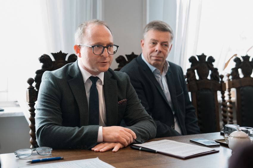 Wicemarszałek Marcin Skwierawski oraz inny uczestnik spotkania
