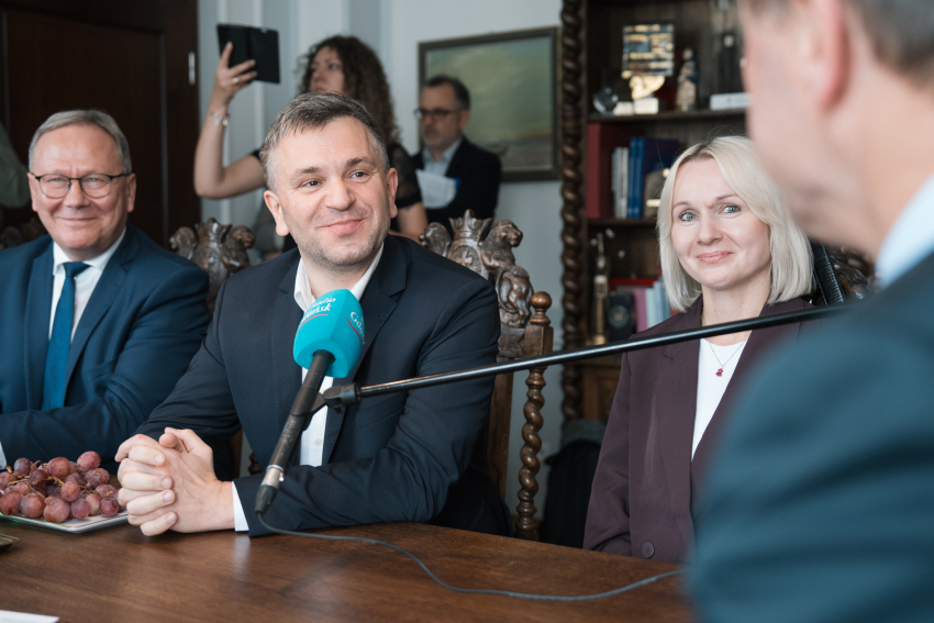 Sześciu uczestników spotkania. Na pierwszym planie marszałek Mieczysław Struk, od lewej kolejno prezydent Starogardu Gdańskiego Janusz Stankowiak oraz, wójt gminy Chmielno Michał Melibruda oraz inna uczestniczka spotkania