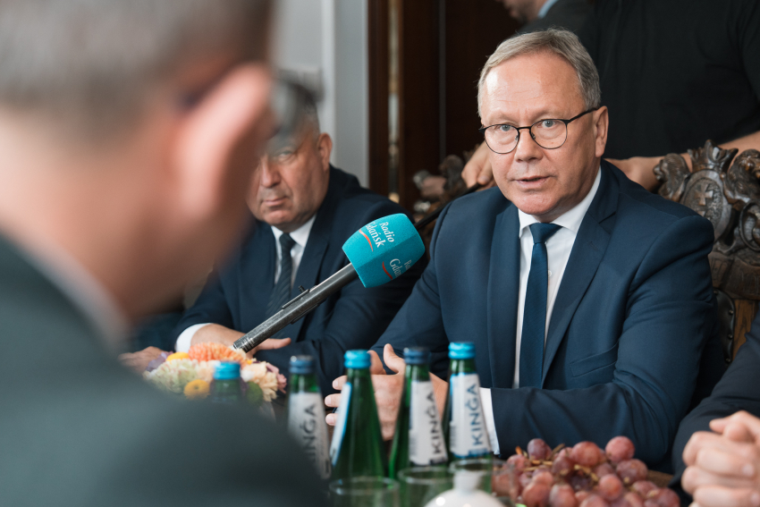 prezydent Starogardu Gdańskiego Janusz Stankowiak przemawia do zebranych