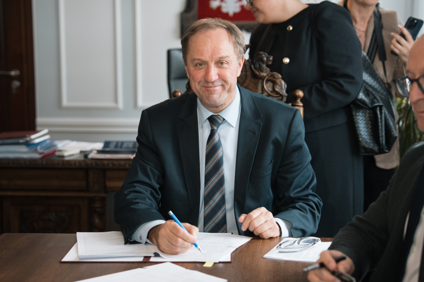 Marszałek Mieczysław Struk podpisuje umowę