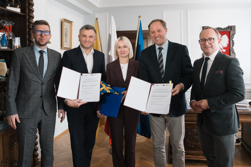 Pięć osób prezentuje podpisane umowy, wśród nich wójt gminy Chmielno Michał Melibruda, marszałek Mieczysław Struk oraz wicemarszałek Marcin Skwierawski