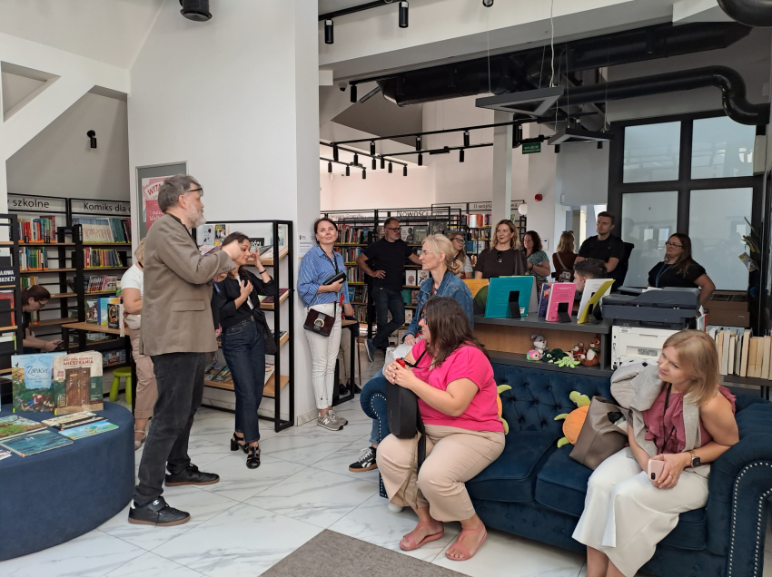 Grupa ludzi w bibliotece