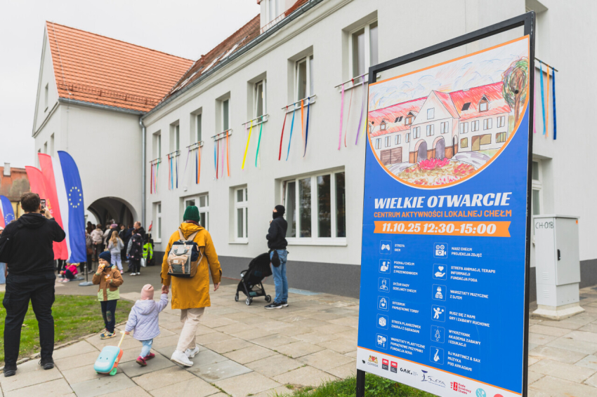 budynek Centrum, ludzie zmierzający na uroczyste otwarcie