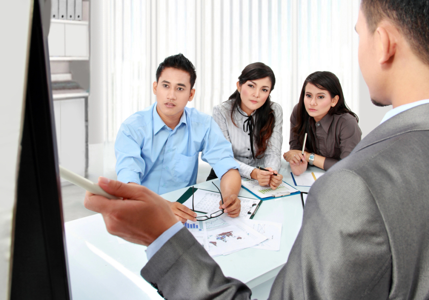 grafika przedstawia ludzi siedzących na spotkaniu