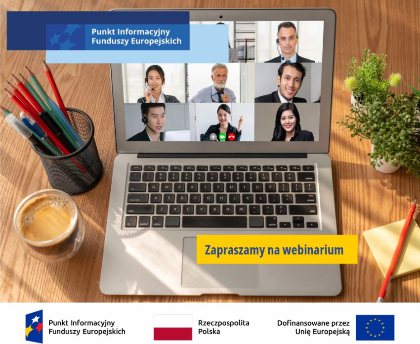 grafika przedstawia komputer wraz z przyborami do pisania