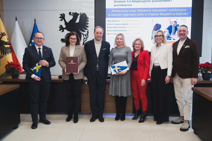 siedem osób prezentuje podpisaną umowę