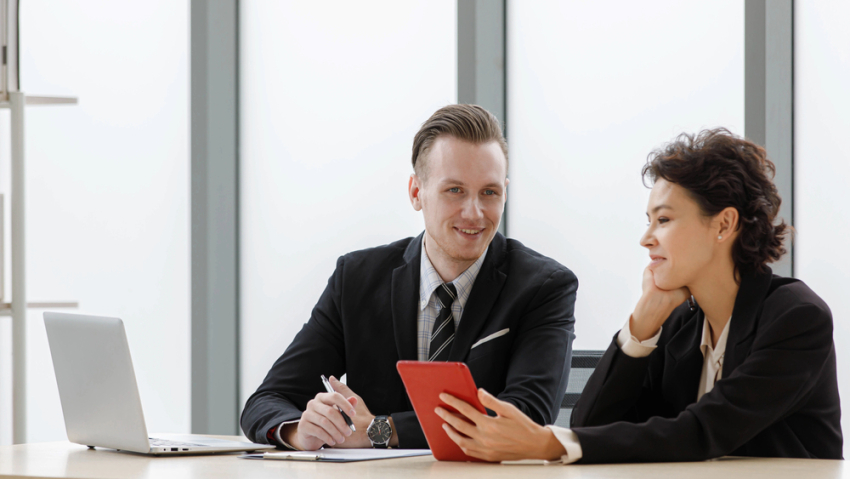 grafika przedstawia dwie osoby, które siedzą przy komputerze