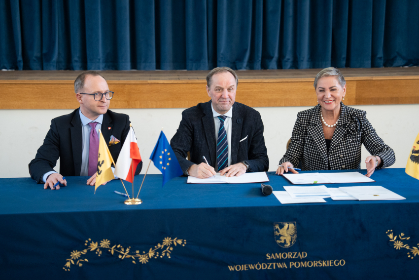 Od lewej: wicemarszałek województwa pomorskiego Marcin Skwierawski, Mieczysław Struk - marszałek województwa pomorskiego oraz Krystyna Danilecka-Wojewódzka - Prezydent Miasta Słupsk podpisują porozumienie w sprawie rewitalizacji