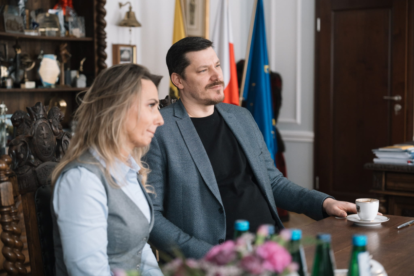 Od lewej: przedstawicielka Miejskiego Zakładu Komunikacji w Słupsk oraz prezes tego zakładu - Rafał Zieliński