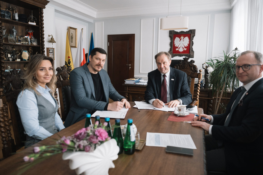 Od lewej: przedstawicielka Miejskiego Zakładu Komunikacji w Słupsk oraz prezes tego zakładu - Rafał Zieliński, potem marszałek województwa pomorskiego Mieczysław Struk, oraz wicemarszałek Marcin Skwierawski