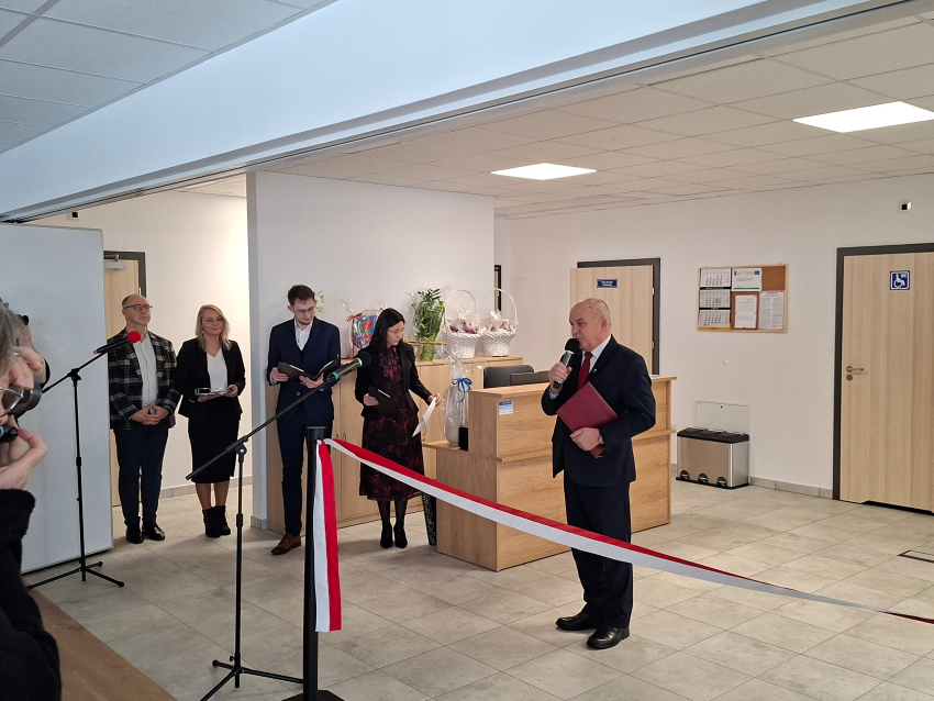 W budynku "Radosnej Przystani" podczas uroczystego otwarcia przemawia wójt gminy Sierakowice Mirosław Kuczkowski