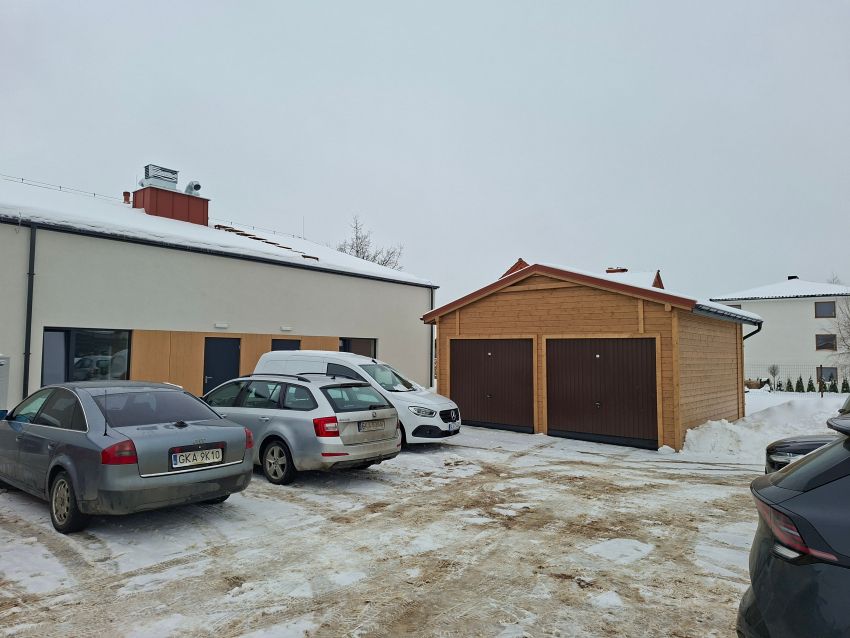 Parking "Radosnej Przystani" w Sierakowicach