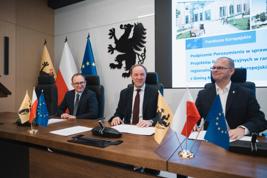 Przy stole prezydialnym podpisują umowę, od lewej: wicemarszałek województwa pomorskiego Marcin Skwierawski, marszałek województwa pomorskiego Mieczysław Struk oraz burmistrz Lęborka Jarosław Litwin