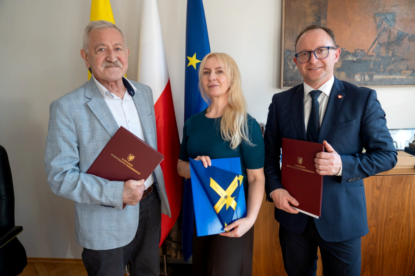 Do zdjęcia z podpisanymi umowami pozują od lewej: Piotra Wittbrodt – Wójt Gminy Łęczyce, SKARBNIK – Anna Ciężkowska-Mruk, oraz wicemarszałek Marcin Skwierawski