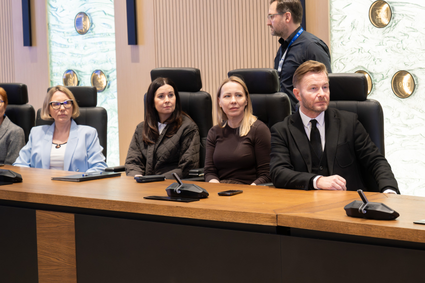 Senator Ryszard Świlski oraz cztery inne osoby przysłuchują się przemowie wicemarszałka Marcina Skwierawskiego