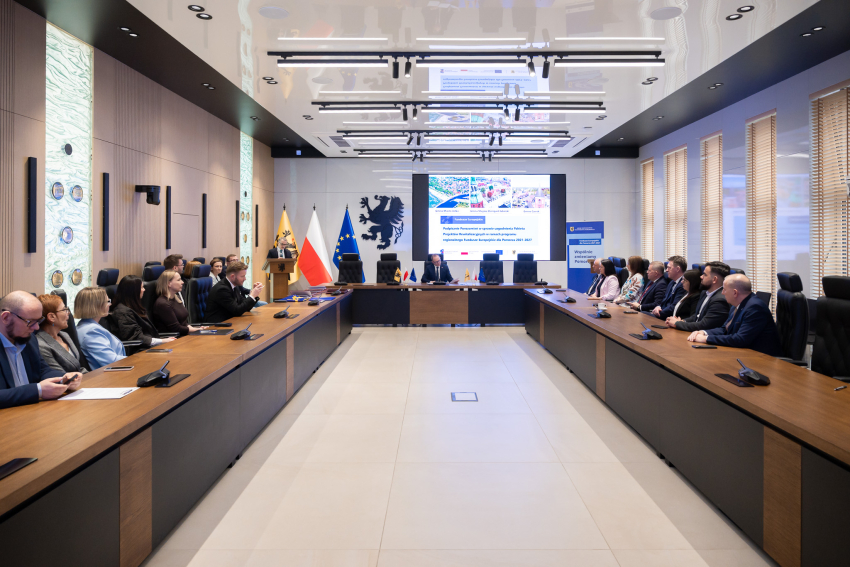 Zdjęcie Sali Herbowej z uczestnikami wydarzeń związanych z podpisaniem porozumień rewitalizacyjnych oraz podpisaniem umów w ramach FEP 2021-2027