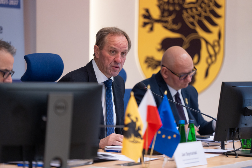 Przy stole prezydialnym siedzą, od lewej: Jan Szymański - dyrektor Departamentu Programów Regionalnych, Mieczysław Struk - marszałek województwa pomorskiego, Marcin Fuchs - dyrektor Departamentu Europejskiego Funduszu Społecznego