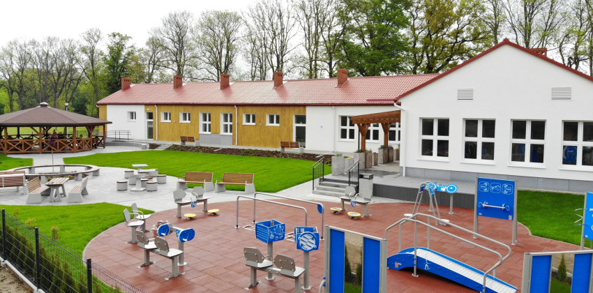 budynek a przed nim urządzenia do ćwiczeń