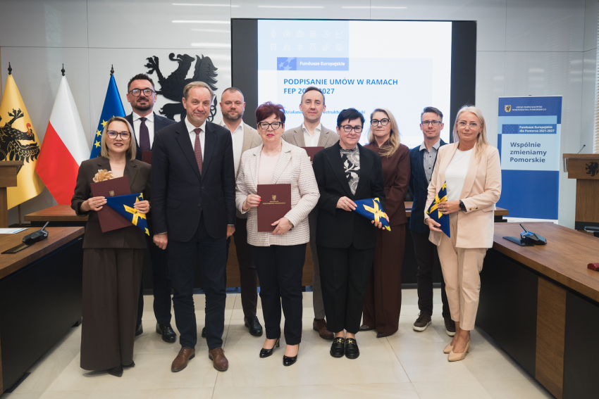 Dziesięć osób pozuje do uroczystego zdjęcia. Wśród nich marszałek województwa pomorskiego Mieczysław Struk oraz przedstawiciele lokalnych władz
