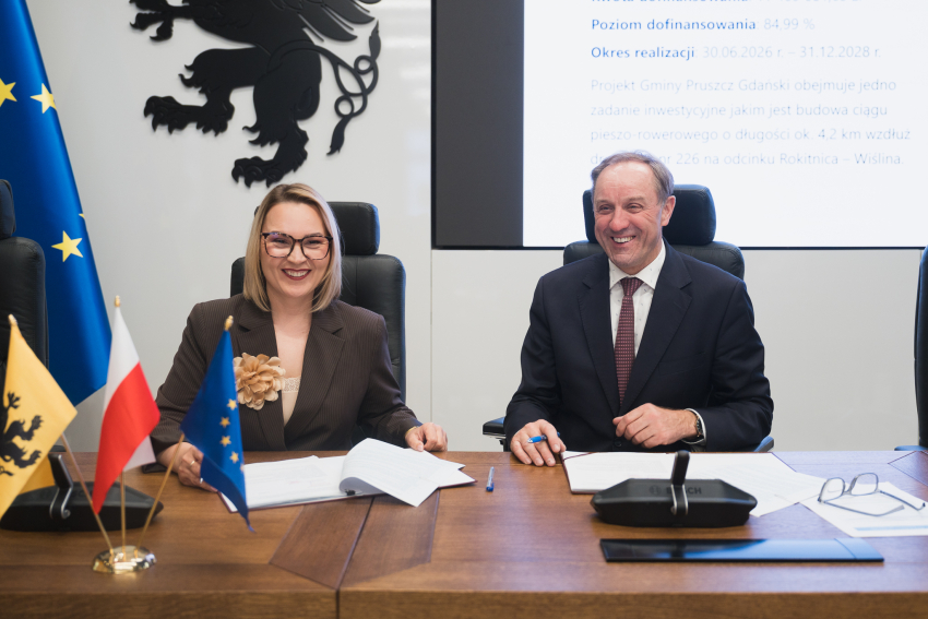 Marszałek Województwa Pomorskiego - Mieczysław Struk, wójt gminy Pruszcz Gdański - Weronika Chmielowiec podpisują umową o dofinansowanie