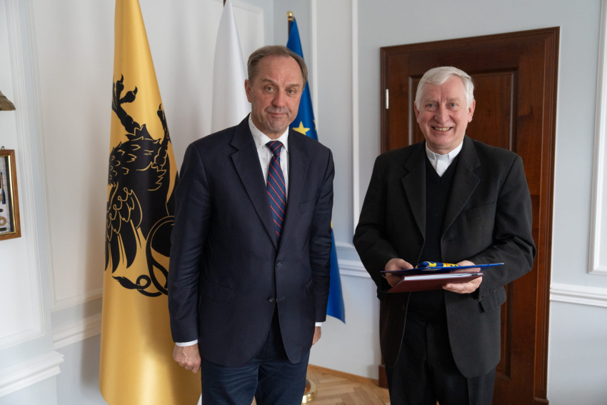 Mieczysław Struk i Ryszard Kasyna prezentują podpisaną umowę