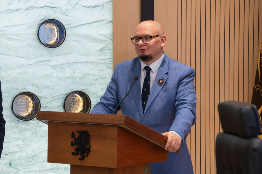Marcin Fuchs dyrektor Europejskiego Funduszu Społecznego stoi przy mównicy i przemawia do zebranych
