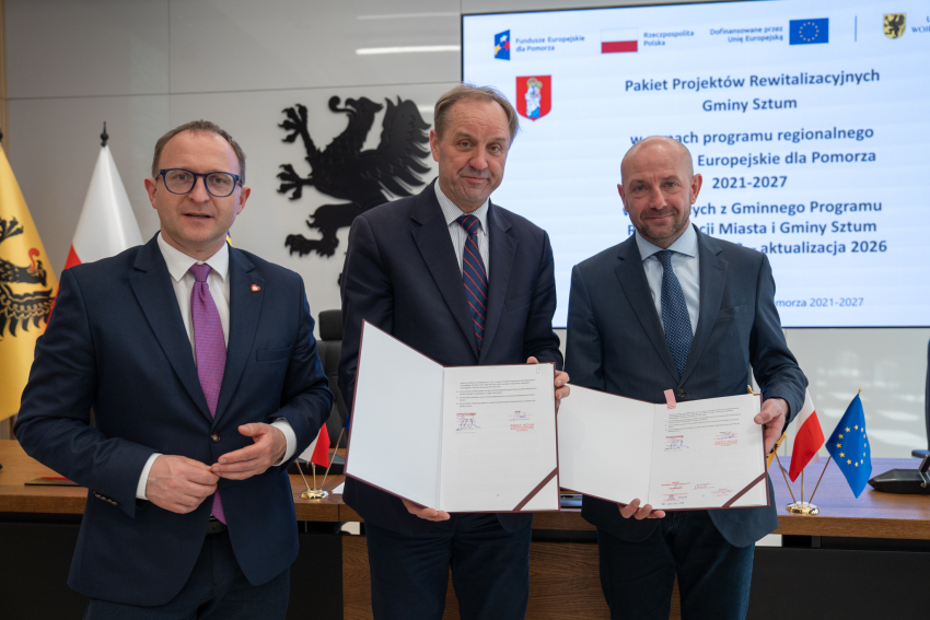 Marszałek Mieczysław Struk, wicemarszałek Marcin Skwierawski oraz przedstawiciel władz regionu pozują do uroczystego zdjęcia z podpisaną umową