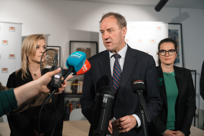 marszałek Mieczysław Struk udziela wywiadu do mikrofonu. Obok wiceprezydent i prezydent Gdańska