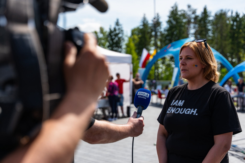 Kobieta udziela wywiadu dla telewizji