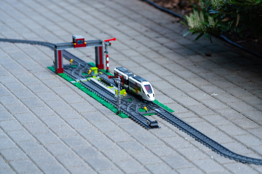 Miniatura kolei PKM zrobiona z klocków lego