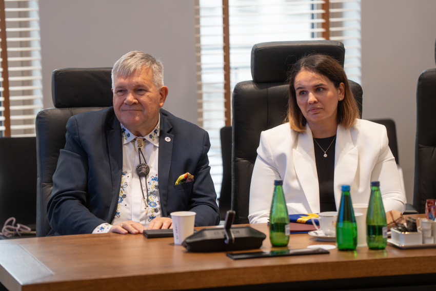 dwóch przedstawicieli władz samorządu siedzi przy stole