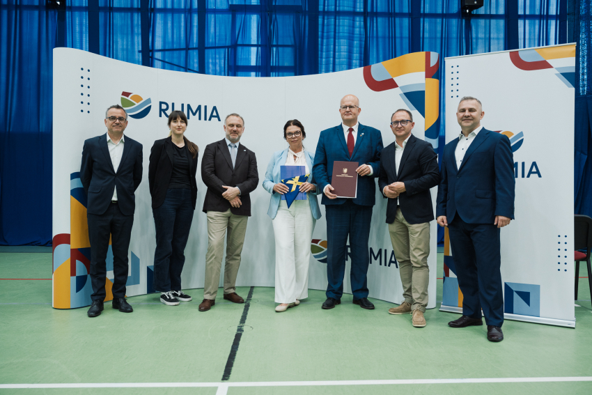 Łącznie siedem osób pozuje do uroczystego zdjęcia. Wśród nich: wicemarszałek województwa pomorskiego Marcin Skwierawski, starosta wejherowski Marcin Kaczmarek, Burmistrz Rumi Michał Pasieczny oraz Jan Szymański - dyrektor Departamentu Programów Regionalnych