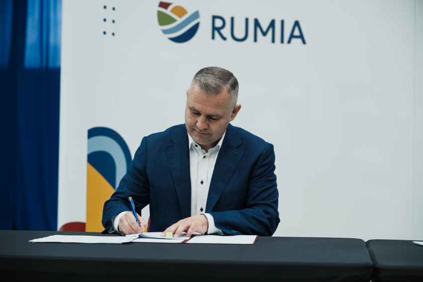 Burmistrz Rumi Michał Pasieczny podpisuje umowę o dofinansowanie