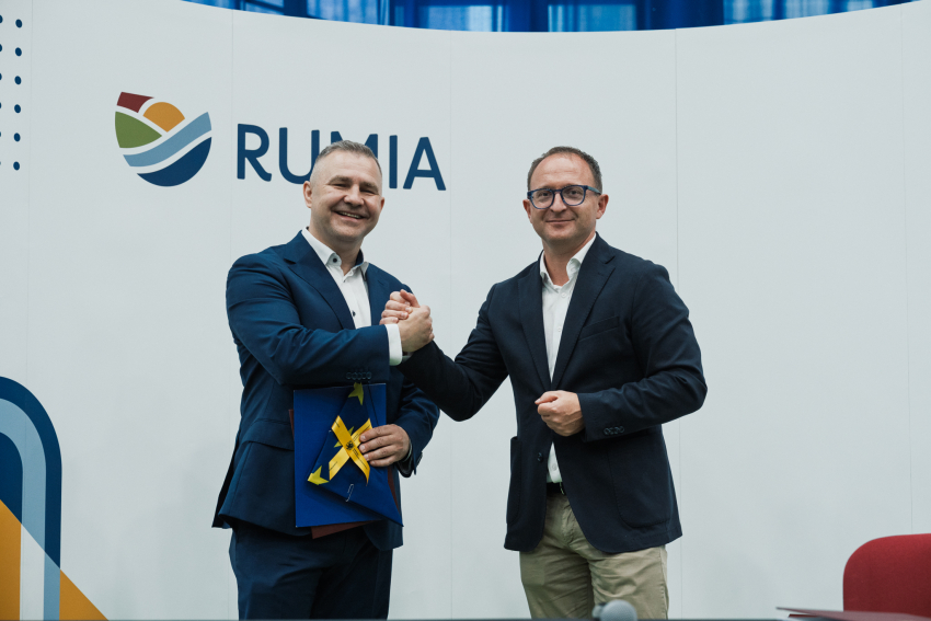 Burmistrz Rumi Michał Pasieczny oraz wicemarszałek województwa pomorskiego Marcin Skwierawski ściskają sobie dłonie w geście współpracy