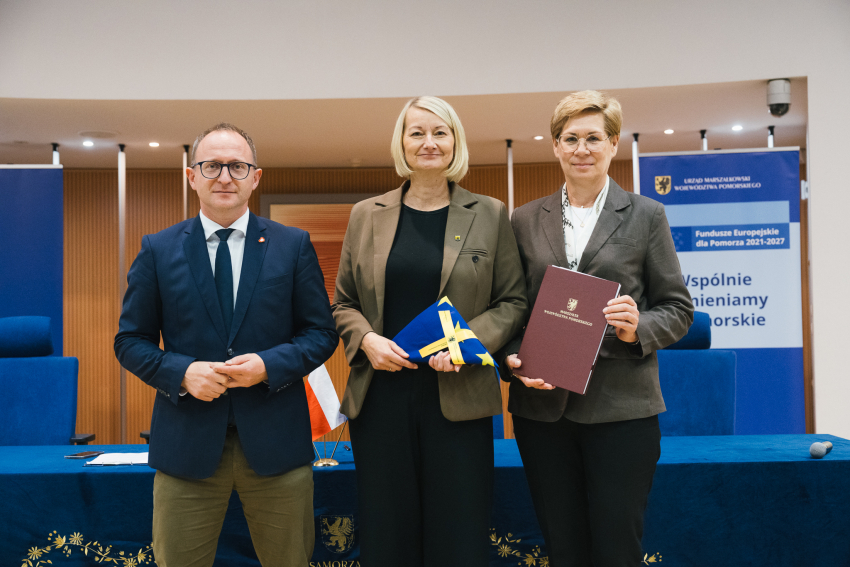Marszałek Marcin Skwierawski oraz przedstawiciele beneficjentów podczas uroczystego podpisywania umów w siedzibie UMWP