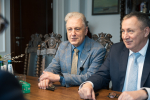 Dwóch wiceprezesów Copernicus Podmiot Leczniczy Sp. z o.o. siedzi przy stole i rozmawia z przedstawicielami urzędu marszałkowskiego