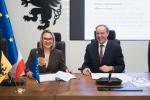 Marszałek Województwa Pomorskiego - Mieczysław Struk, wójt gminy Pruszcz Gdański - Weronika Chmielowiec podpisują umową o dofinansowanie