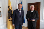 Mieczysław Struk i Ryszard Kasyna prezentują podpisaną umowę