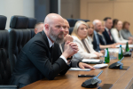 Przedstawiciele władz regionu siedzą i przysłuchują się prezentacji