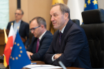 Marszałek Mieczysław Struk, wicemarszałek Marcin Skwierawsik siedza przy stole prezydialnym. W tle przy mównicy spotkanie prowadzi dyrektor Departamentu Programów Regionalnych Jan Szymański