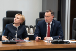 Dwóch przedstawicieli władz regionu siedzi przy stole
