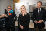 wiceprezydent Gdańska Emilia Lodzińska udziela wywiadu do mikrofonu. Obok stoją wicemarszałek Marcin Skwierawski oraz marszałek Mieczysław Struk