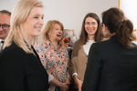 Kilka osób rozmawia ze sobą w dynamicznym ujęciu