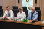 Trzech przedstawicieli samorządu siedzi przy stole