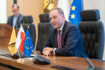 Marszałek Mieczysław Struk przemawia do zebranych. W tle dyrektor DPR Jan Szymański